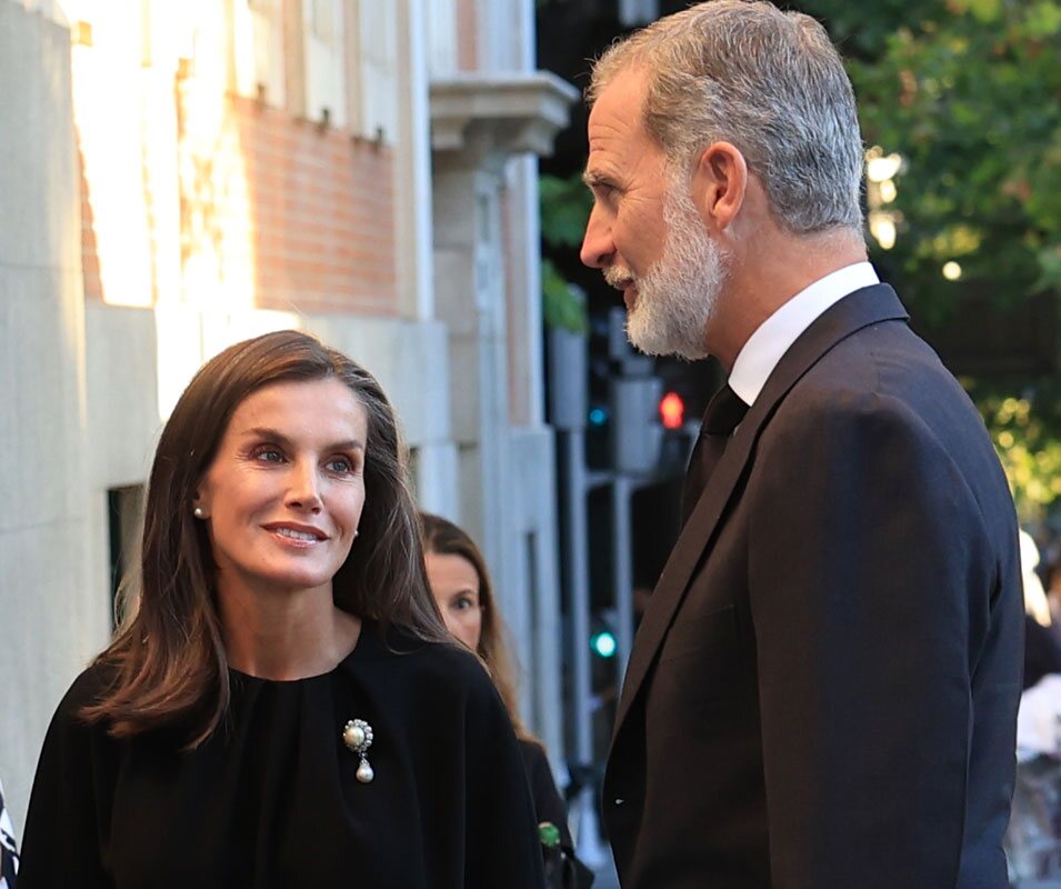 La Reina Letizia sonríe al Rey Felipe VI en la misa funeral de Alejandro Fernández de Araoz