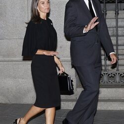 Los Reyes Felipe y Letizia saludando en la misa funeral de Alejandro Fernández de Araoz