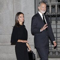 Los Reyes Felipe y Letizia saludando en la misa funeral de Alejandro Fernández de Araoz