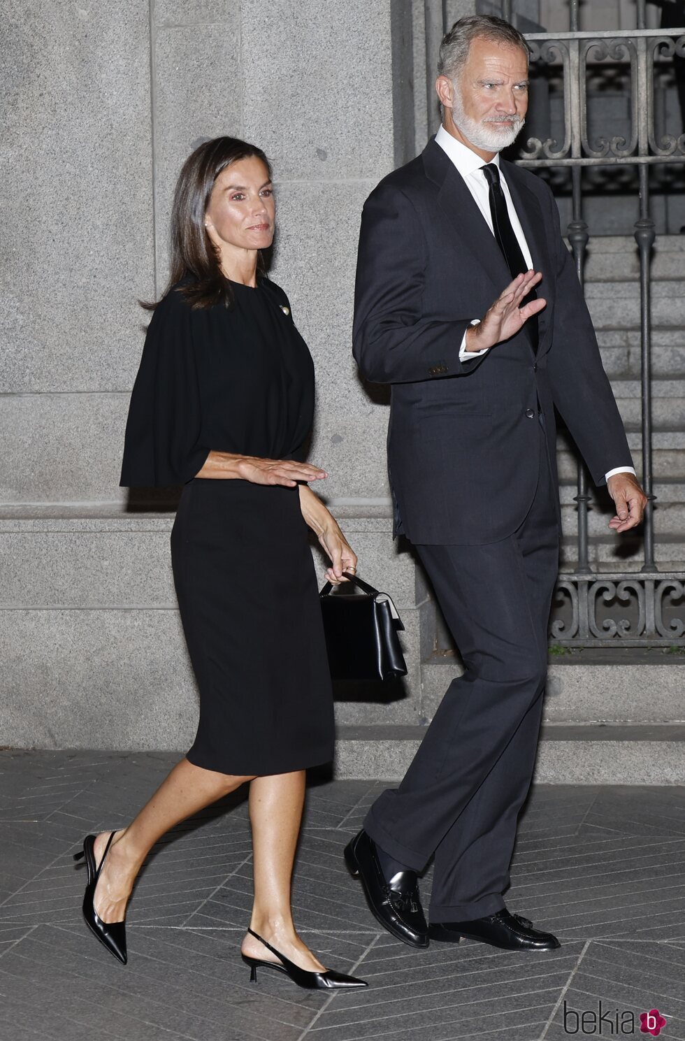 Los Reyes Felipe y Letizia saludando en la misa funeral de Alejandro Fernández de Araoz