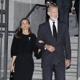 Los Reyes Felipe y Letizia a la salida de la misa funeral de Alejandro Fernández de Araoz