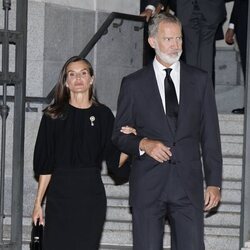 Los Reyes Felipe y Letizia a la salida de la misa funeral de Alejandro Fernández de Araoz