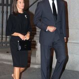 El Rey Felipe VI y la Reina Letizia con el broche de la Reina María Cristina en la misa funeral de Alejandro Fernández de Araoz 