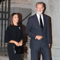 El Rey Felipe VI y la Reina Letizia con el broche de la Reina María Cristina en la misa funeral de Alejandro Fernández de Araoz 