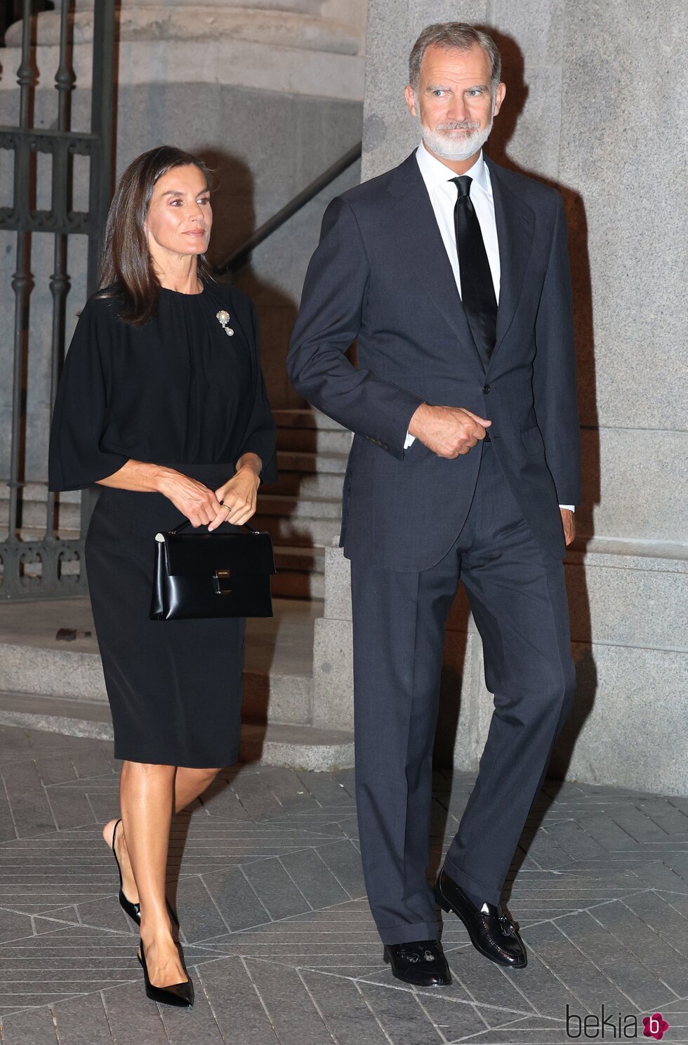 El Rey Felipe VI y la Reina Letizia con el broche de la Reina María Cristina en la misa funeral de Alejandro Fernández de Araoz 