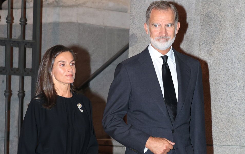 El Rey Felipe VI y la Reina Letizia con el broche de la Reina María Cristina en la misa funeral de Alejandro Fernández de Araoz 