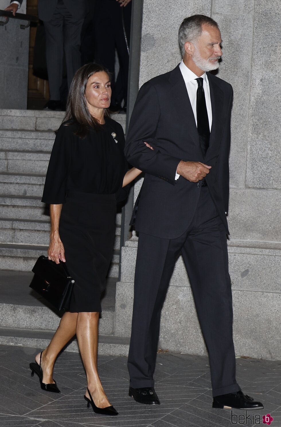 Los Reyes Felipe y Letizia, cogidos del brazo en la misa funeral de Alejandro Fernández de Araoz