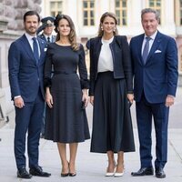 Carlos Felipe y Sofia de Suecia y Magdalena de Suecia y Chris O'Neill en la Apertura del Parlamento Sueco 2024