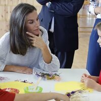 La Reina Letizia y un niño mirándose en la apertura del curso escolar 2024/2025 en Azuqueca de Henares