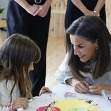 La Reina Letizia sonríe a una niña en la apertura del curso escolar 2024/2025 en Azuqueca de Henares