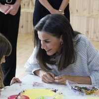 La Reina Letizia sonríe a una niña en la apertura del curso escolar 2024/2025 en Azuqueca de Henares