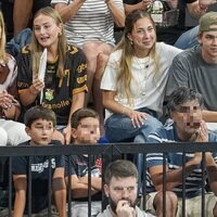 La Infanta Cristina, Johanna Zott, Miguel Urdangarin y Olympia Beracasa en un partido de balonmano disputado por Pablo Urdangarin