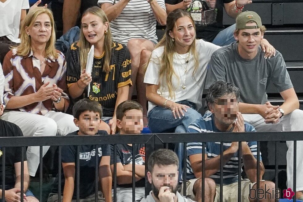 La Infanta Cristina, Johanna Zott, Miguel Urdangarin y Olympia Beracasa en un partido de balonmano disputado por Pablo Urdangarin