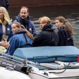 Haakon y Mette-Marit de Noruega, Ingrid Alexandra de Noruega, Sverre Magnus de Noruega y Amalie Giæver Macleod en la boda de Marta Luisa de Noruega y Durek