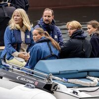 Haakon y Mette-Marit de Noruega, Ingrid Alexandra de Noruega, Sverre Magnus de Noruega y Amalie Giæver Macleod en la boda de Marta Luisa de Noruega y Durek