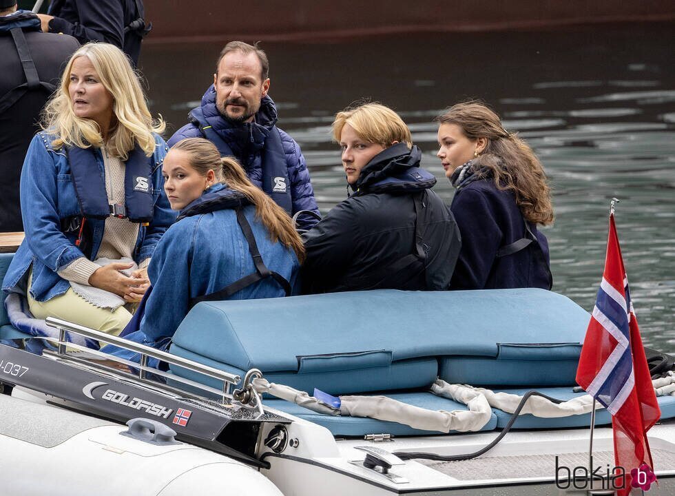 Haakon y Mette-Marit de Noruega, Ingrid Alexandra de Noruega, Sverre Magnus de Noruega y Amalie Giæver Macleod en la boda de Marta Luisa de Noruega y Durek