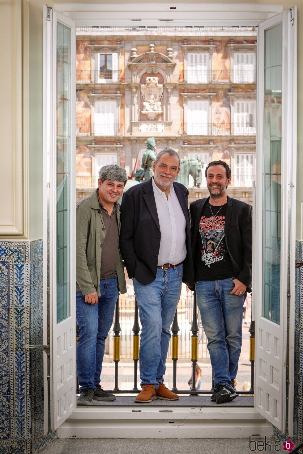 Carmen Mola en un balcón de la Plaza Mayor en la presentación de su novela 'El Clan'