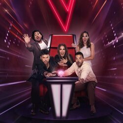 Eva González, Antonio Orozco, Pablo López, Malú y Luis Fonsi en la foto promocional de 'La Voz 2024'