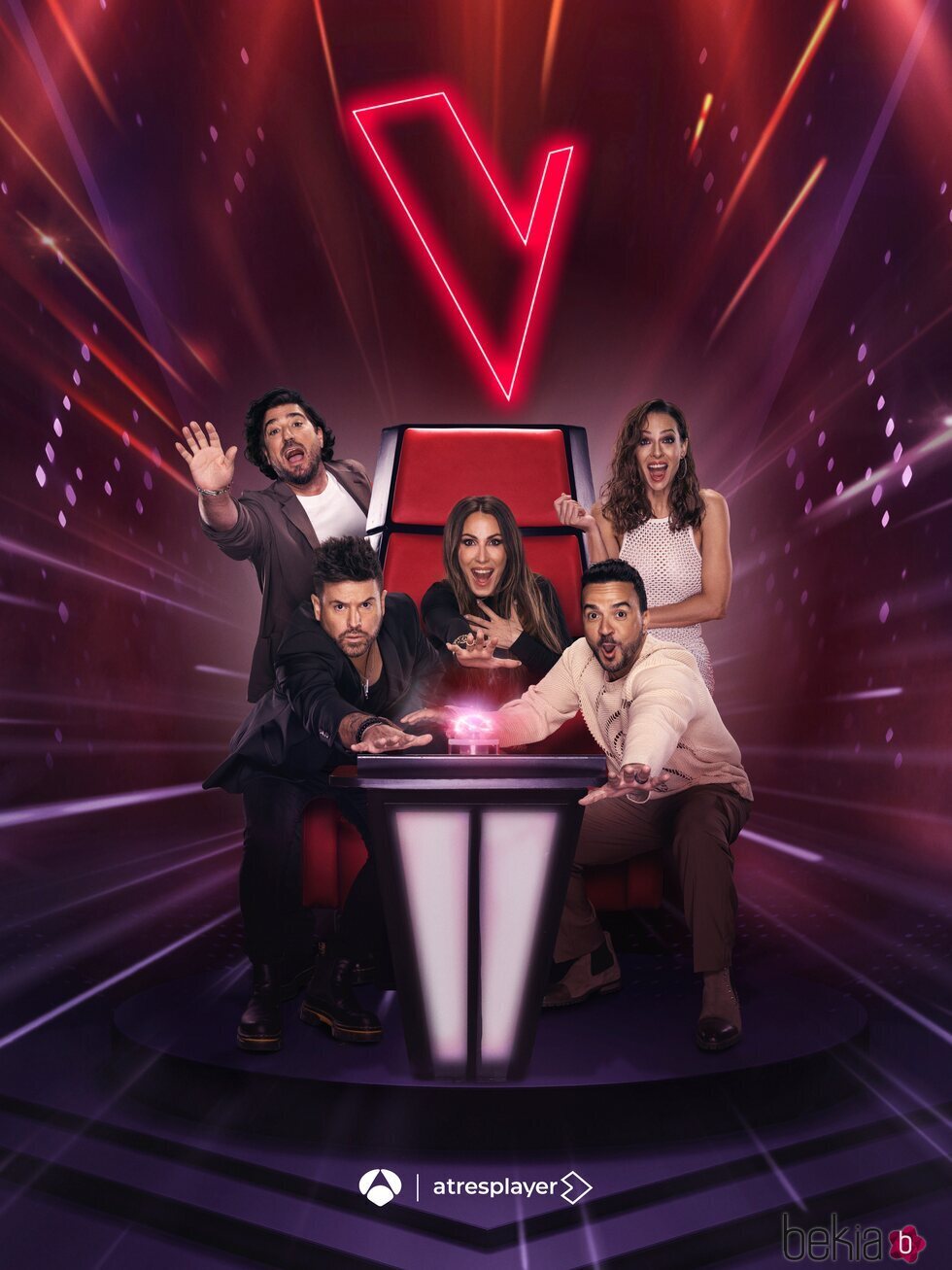 Eva González, Antonio Orozco, Pablo López, Malú y Luis Fonsi en la foto promocional de 'La Voz 2024'