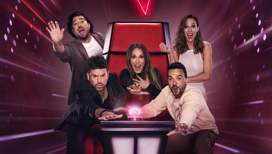 Eva González, Antonio Orozco, Pablo López, Malú y Luis Fonsi en la foto promocional de 'La Voz 2024'