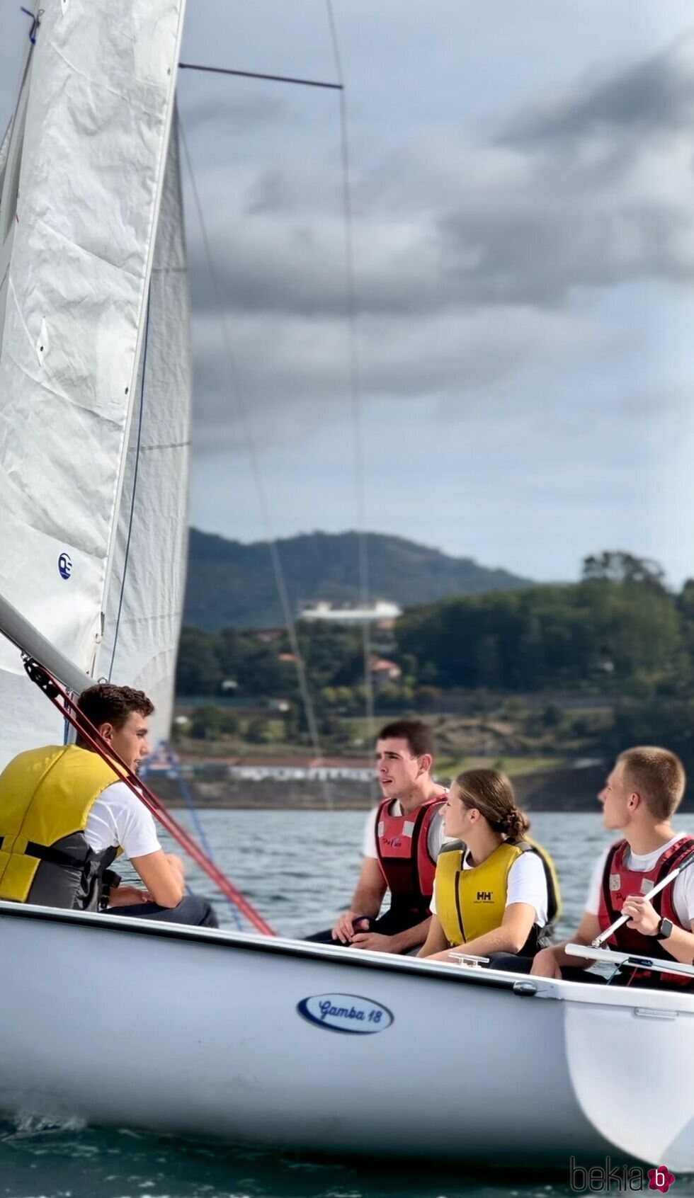 La Princesa Leonor navegando con sus compañeros de la Escuela Naval Militar en la ría de Pontevedra