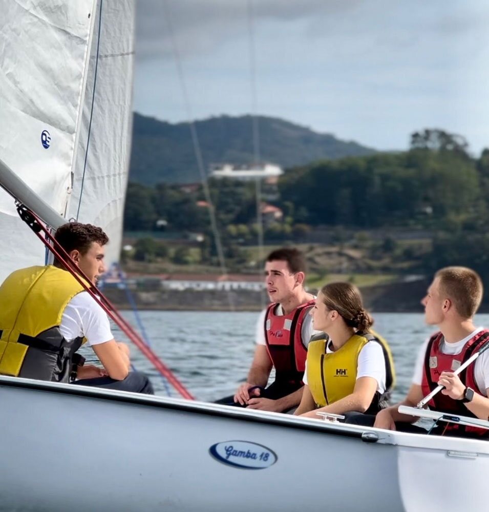 La Princesa Leonor navegando con sus compañeros de la Escuela Naval Militar en la ría de Pontevedra