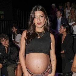 Dulceida presume de embarazo en la Mercedes Benz Fashion Week 2024