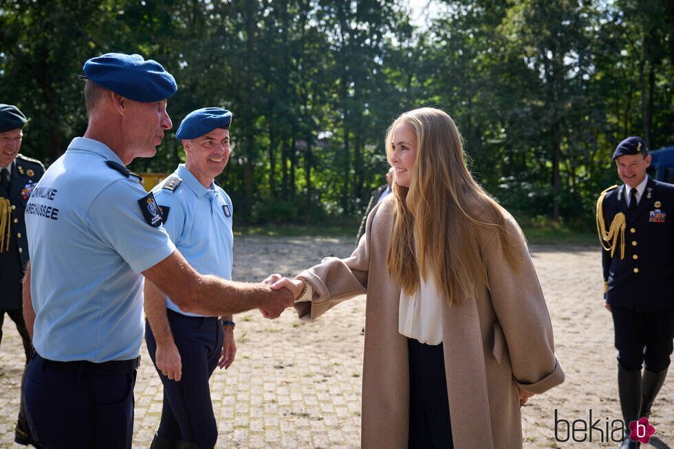 Amalia de Holanda saludando a la Escolta de Caballería en su visita oficial en solitario