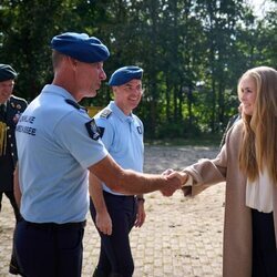 Amalia de Holanda saludando a la Escolta de Caballería en su visita oficial en solitario