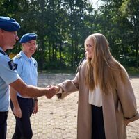 Amalia de Holanda saludando a la Escolta de Caballería en su visita oficial en solitario