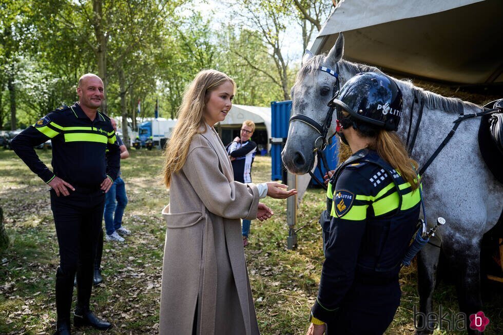 Amalia de Holanda ante un caballo de la Escolta de Caballería