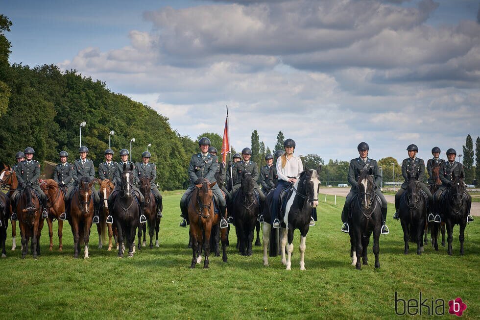 Amalia de Holanda montada a caballo con la Escolta de Caballería en una visita oficial