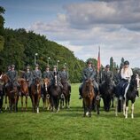 Amalia de Holanda montada a caballo con la Escolta de Caballería en una visita oficial