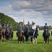 Amalia de Holanda montada a caballo con la Escolta de Caballería en una visita oficial