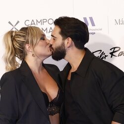 Marta Riesco, apasionada con Alejandro Caraza en el desfile de Félix Ramiro