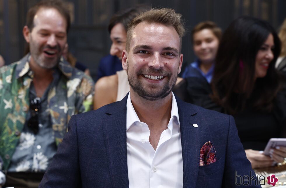 José María Almoguera, sonriente en el front row del desfile de Félix Ramiro