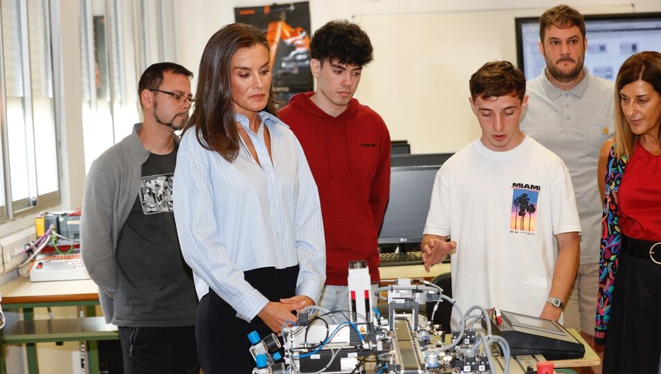 La Reina Letizia con unos estudiantes en la apertura del Curso de Formación Profesional en Castro-Urdiales