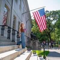 Elisabeth de Bélgica con la bandera de Estados Unidos en Harvard