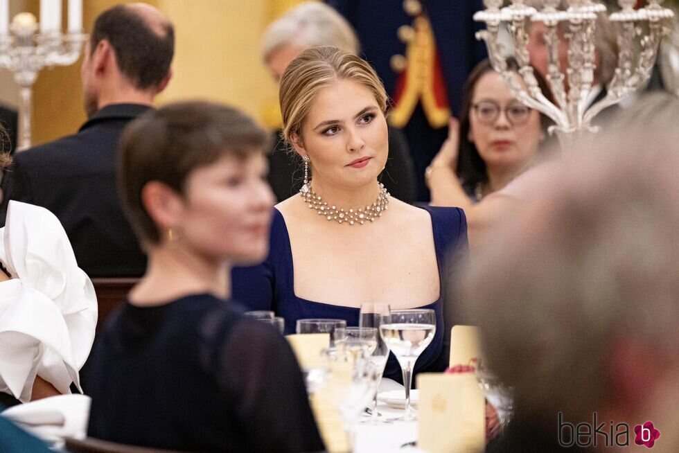 Amalia de Holanda con el collar enrejado de Guillermina de Holanda en la cena de gala al Consejo de Estado de Países Bajos