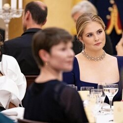 Amalia de Holanda con el collar enrejado de Guillermina de Holanda en la cena de gala al Consejo de Estado de Países Bajos