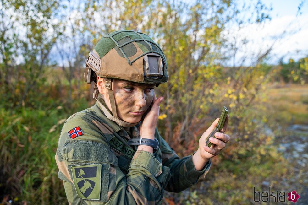 Ingrid Alexandra de Noruega aplicándose camuflaje facial durante su servicio militar