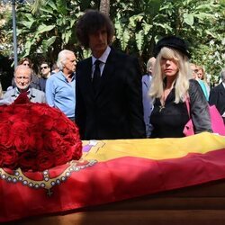 Gunilla Von Bismarck y su hijo Francisco en el funeral de Luis Ortiz