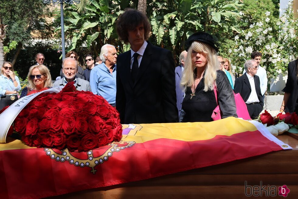 Gunilla Von Bismarck y su hijo Francisco en el funeral de Luis Ortiz