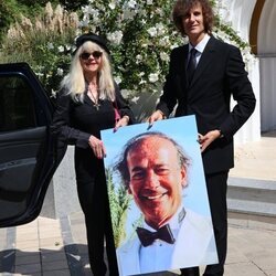 Gunilla Von Bismarck y su hijo Francisco con una foto de Luis Ortiz en su funeral