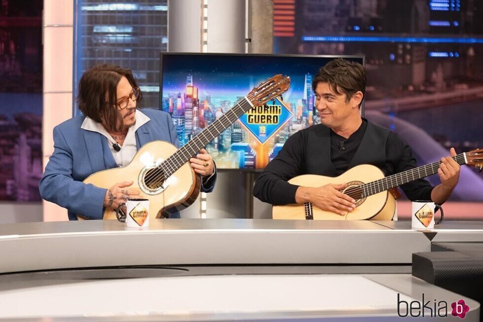 Johnny Depp y Riccardo Scamarcio tocando la guitarra en 'El Hormiguero'