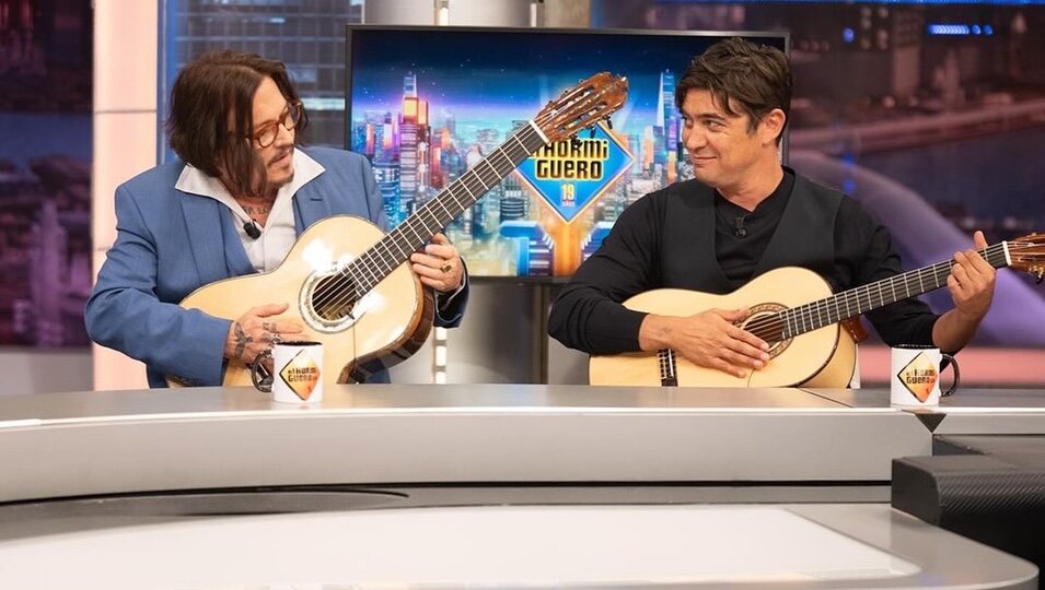 Johnny Depp y Riccardo Scamarcio tocando la guitarra en 'El Hormiguero'