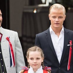 Marius Borg Høiby e Ingrid Alexandra de Noruega en el Día Nacional de Noruega en Skaugum