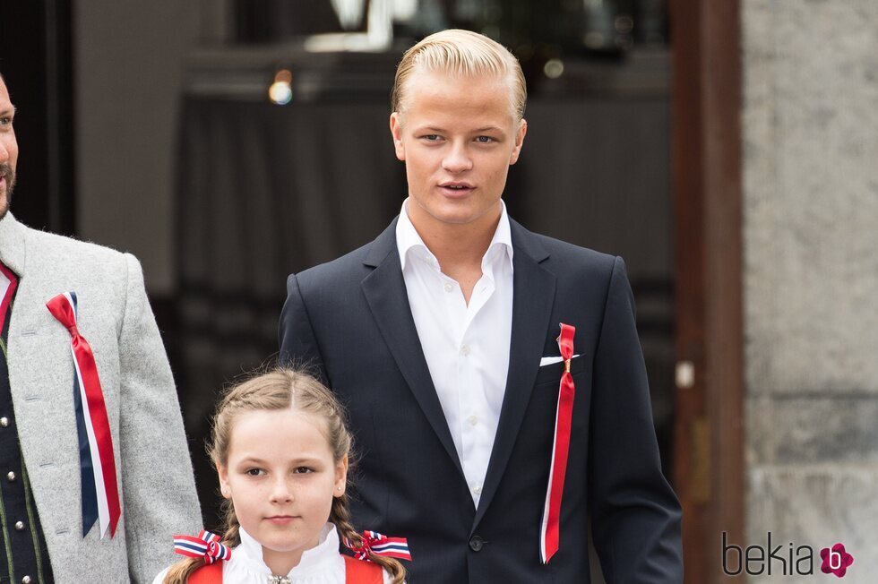 Marius Borg Høiby e Ingrid Alexandra de Noruega en el Día Nacional de Noruega en Skaugum