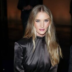 Rosie Huntington-Whiteley en el desfile de Saint Laurent en París