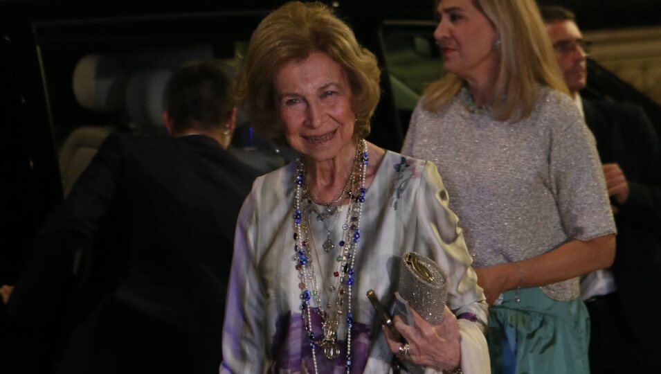 La Reina Sofía llega muy sonriente a la cena privada previa a la boda de Theodora de Grecia